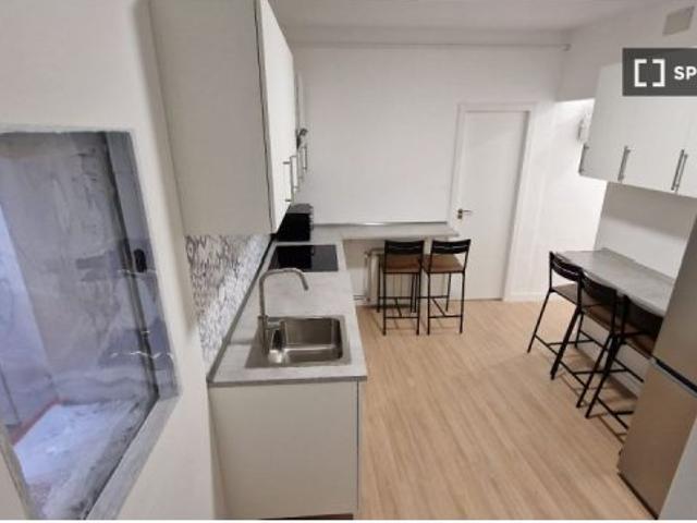Habitación en un apartamento compartido de 7 habitaciones en alquiler en Embajadores, solo para prof