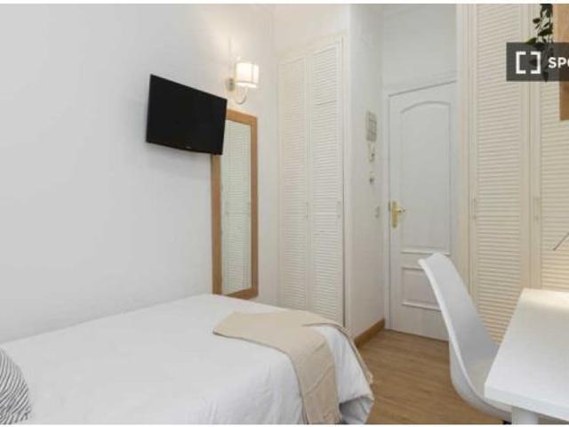 Habitación en un apartamento compartido de 41 habitaciones en alquiler en Justicia