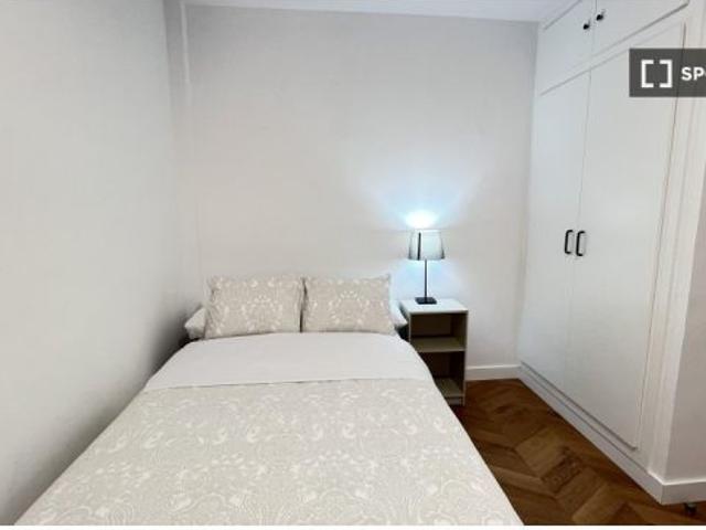 Habitación en un apartamento compartido de 4 habitaciones en alquiler en Pacífico, para profesionale