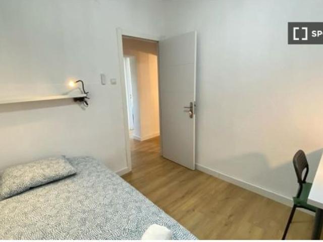 Habitación en un apartamento compartido de 4 habitaciones en Palomeras Bajas, solo para profesionale