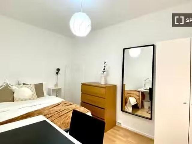 Habitación en un apartamento compartido de 5 habitaciones, Cas.