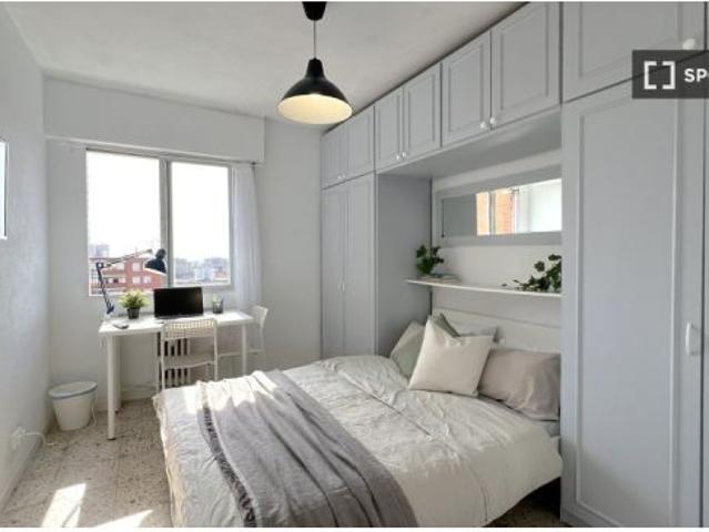 Habitación en un apartamento compartido de 5 habitaciones en alquiler en Aluche, solo para hombres