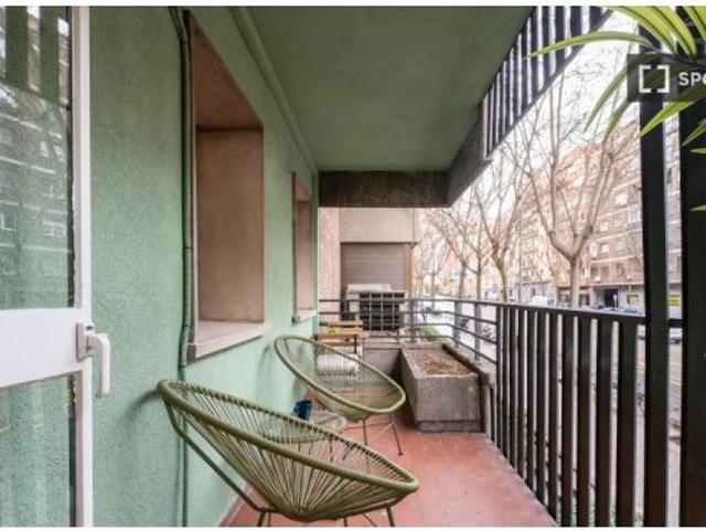 Habitación en un apartamento compartido de 5 habitaciones en alquiler en Pacífico, con todos los gas