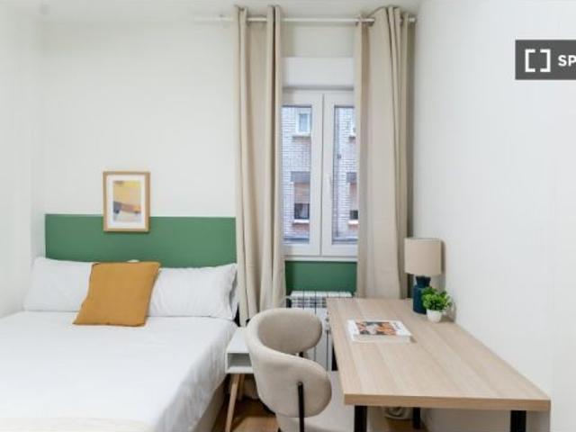 Habitación en un apartamento compartido de 5 habitaciones en alquiler en Pacífico, con todos los gas