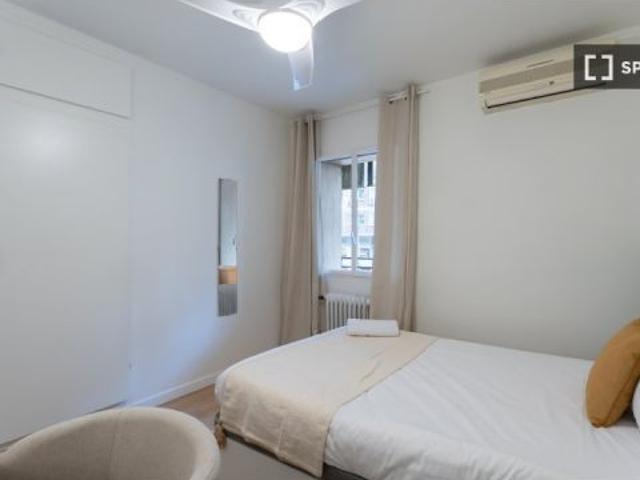 Habitación en un apartamento compartido de 5 habitaciones en alquiler en Pacífico, con todos los gas