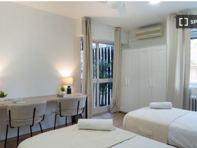 Habitación en un apartamento compartido de 5 habitaciones en alquiler en Pacífico, con todos los gas