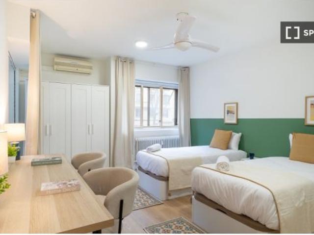 Habitación en un apartamento compartido de 5 habitaciones en alquiler en Pacífico, con todos los gas
