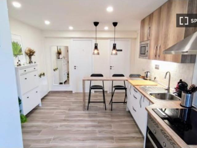 Habitación en un apartamento compartido de 5 habitaciones en Los Ángeles, todos los gastos incluidos