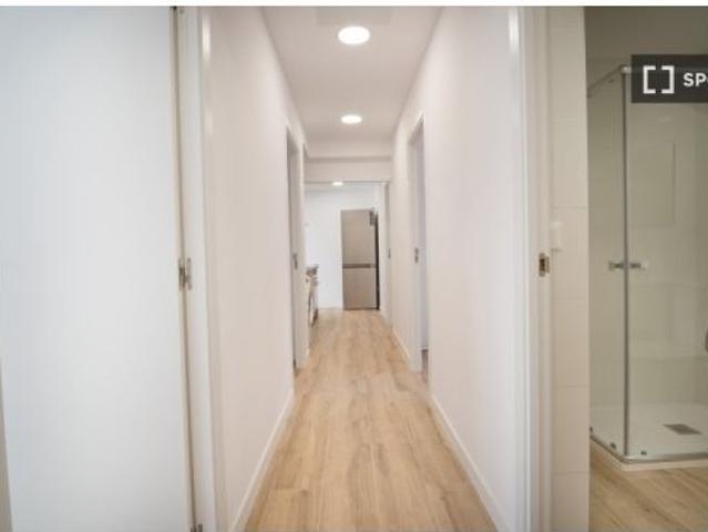 Habitación en un apartamento compartido de 5 habitaciones en San Diego. Se permite fumar
