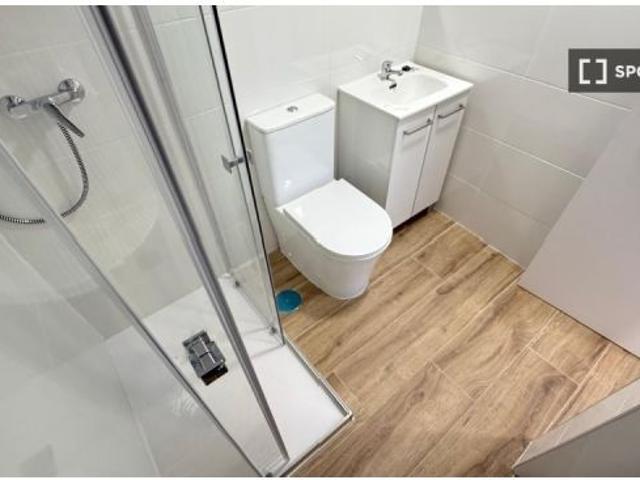 Habitación en un apartamento compartido de 5 habitaciones en San Diego. Se permite fumar