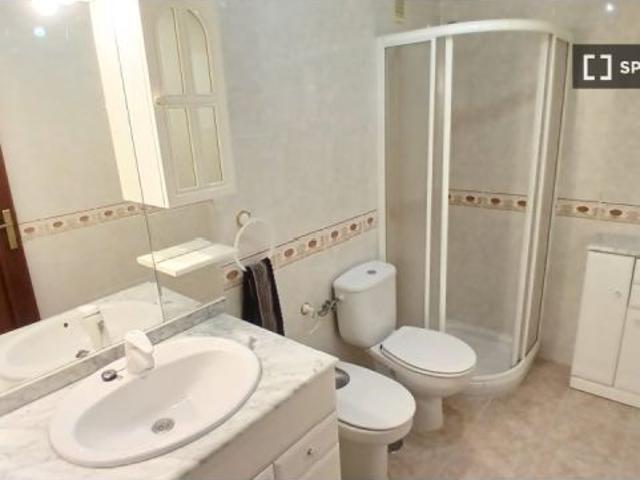 Habitación en un apartamento compartido de 5 habitaciones en Plaza de Toros, todos los gastos inclui
