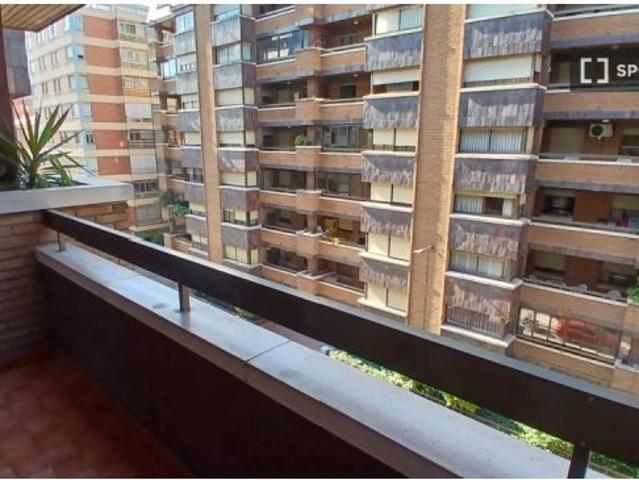Habitación en un apartamento compartido de 5 habitaciones en Plaza de Toros, todos los gastos inclui