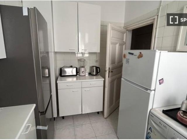Habitación en un apartamento compartido de 6 habitaciones en alquiler en Embajadores