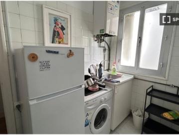 Habitación en un apartamento compartido de 6 habitaciones en alquiler en Embajadores