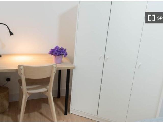 Habitación en un apartamento compartido de 8 habitaciones en Embajadores, gastos incluidos, solo par