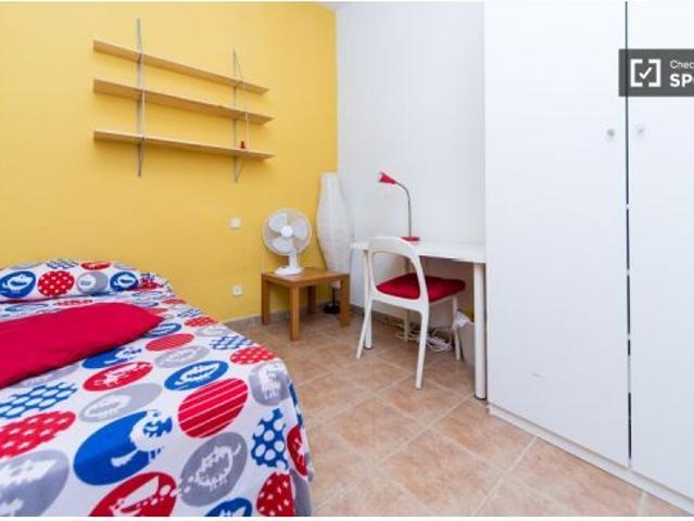 Habitación en un apartamento compartido de 8 habitaciones en Embajadores, solo para mujeres