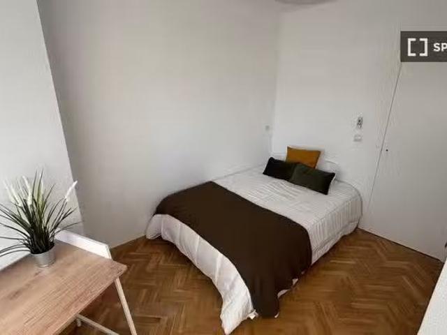 Habitación en un apartamento compartido de 9 habitaciones, Pal.