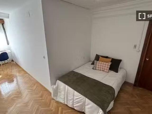 Habitación en un apartamento compartido de 9 habitaciones, Pal.