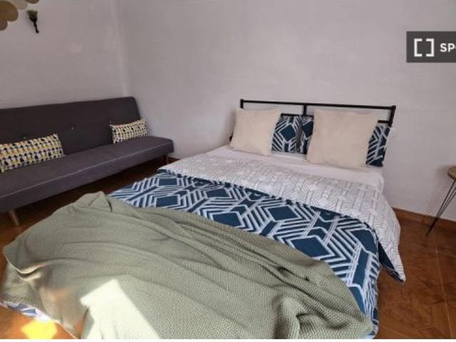 Habitación en un piso compartido de 4 habitaciones en alquiler en Ventas