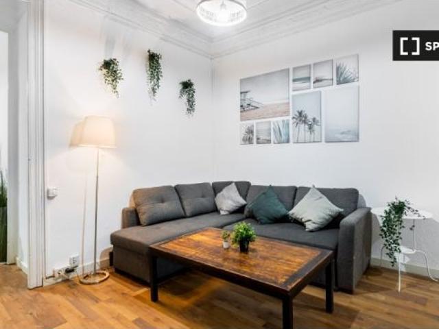 Habitación en un piso compartido de 4 habitaciones en alquiler en El Raval, ideal para mujeres