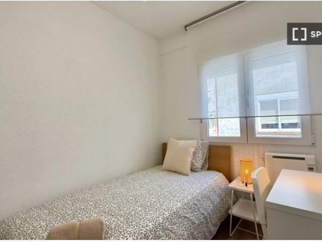 Habitación en un piso compartido de 4 habitaciones en Getafe, se admiten parejas