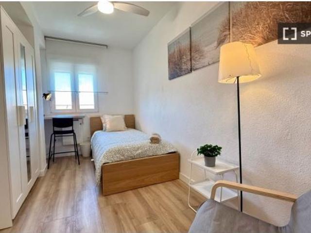 Habitación en un piso compartido de 4 habitaciones en Getafe, se admiten parejas