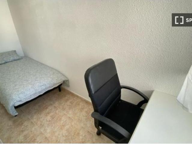 Habitación en un piso compartido de 4 habitaciones en Los Rosales, solo para profesionales y estudia