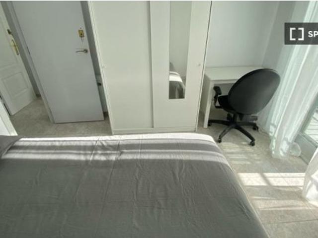 Habitación en un piso compartido de 4 habitaciones en Los Rosales, solo para profesionales y estudia