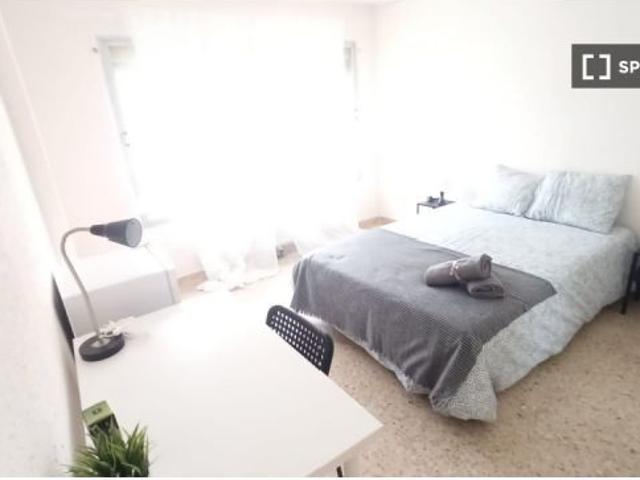 Habitación en un piso compartido de 5 habitaciones en alquiler en Valverde, ideal para profesionales