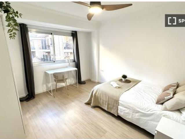 Habitación en un piso compartido de 5 habitaciones en alquiler en Benimaclet, ideal para profesional