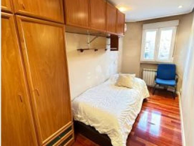 Habitación en un piso compartido de 5 habitaciones en alquiler en Comillas