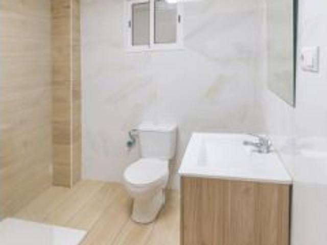 Habitación en un piso compartido de 5 habitaciones en alquiler en Elche