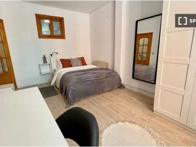 Habitación en un piso compartido de 5 habitaciones en alquiler en Palacio, ideal para profesionales