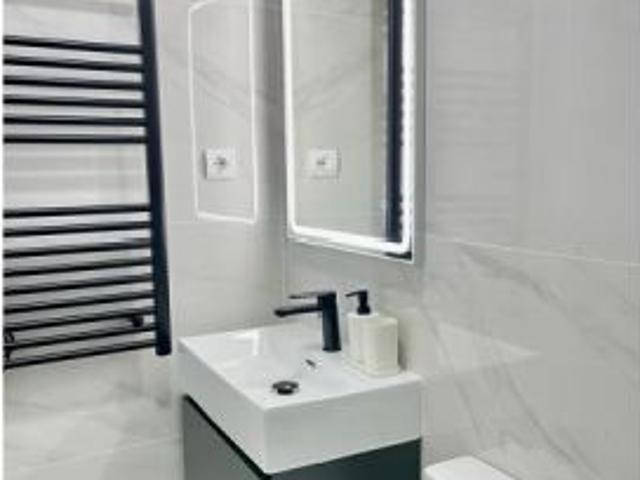 Habitación en un piso compartido de 5 habitaciones en alquiler en Palacio, ideal para profesionales