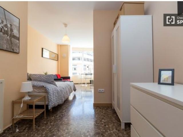 Habitación en un piso compartido de 5 habitaciones en alquiler en Penya Roja