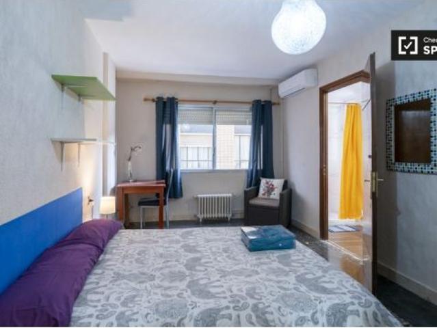 Habitación en un piso compartido de 5 habitaciones en alquiler en Sant Francesc, Valencia, ideal par