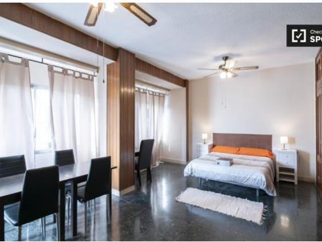 Habitación en un piso compartido de 5 habitaciones en alquiler en Sant Francesc, Valencia, ideal par