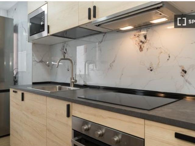 Habitación en un piso compartido de 5 habitaciones en alquiler en San Fermín
