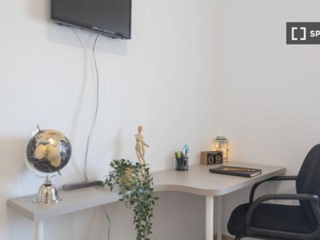 Habitación en un piso compartido de 5 habitaciones en Campamento para profesionales y estudiantes