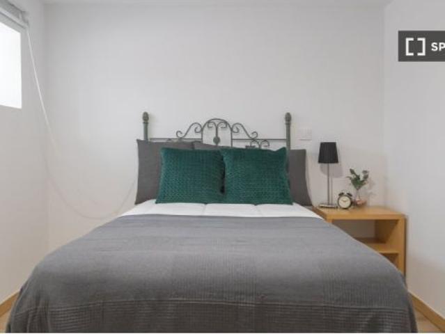 Habitación en un piso compartido de 5 habitaciones en Campamento para profesionales y estudiantes