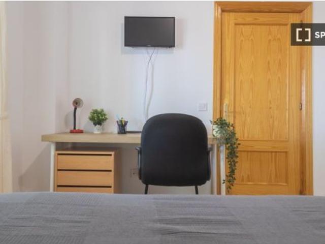 Habitación en un piso compartido de 5 habitaciones en Campamento para profesionales y estudiantes