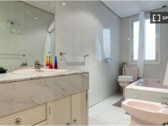 Habitación en un piso compartido de 5 habitaciones en Cuatro Caminos, ideal para profesionales y est