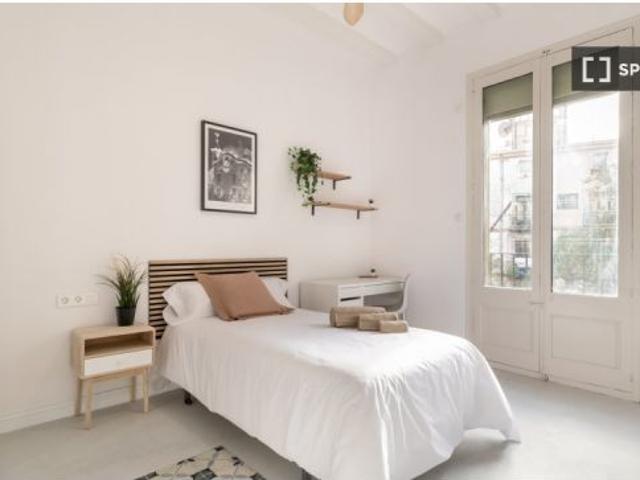 Habitación en un piso compartido de 5 habitaciones en El Gòtic, ideal para mujeres, profesionales y