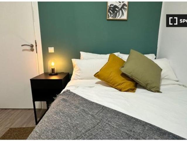 Habitación en un piso compartido de 5 habitaciones en Embajadores, todos los gastos incluidos, solo