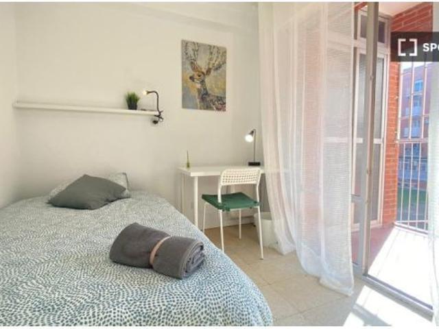 Habitación en un piso compartido de 5 habitaciones en Numancia, ideal para profesionales y estudiant