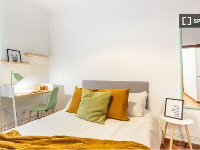Habitación en un piso compartido de 5 habitaciones en Prosperidad, con algunos gastos incluidos