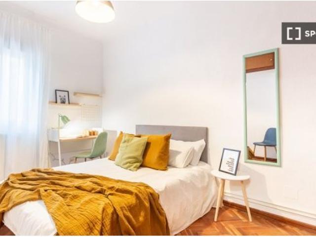 Habitación en un piso compartido de 5 habitaciones en Prosperidad, con algunos gastos incluidos