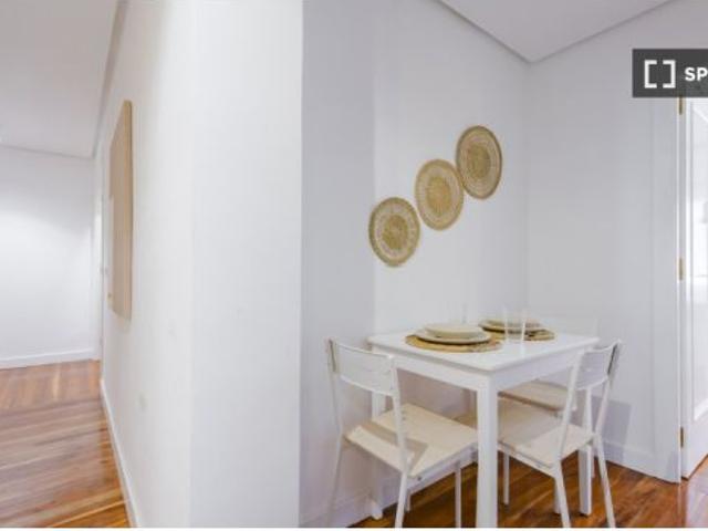 Habitación en un piso compartido de 6 habitaciones en alquiler en Delicias