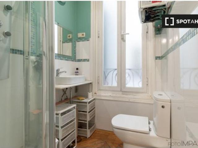 Habitación en un piso compartido de 6 habitaciones en alquiler en Embajadores, Madrid, ideal para pr
