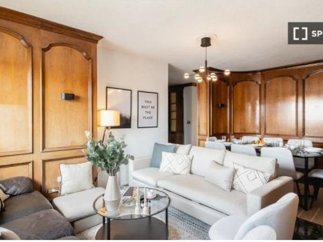 Habitación en un piso compartido de 6 habitaciones en alquiler en Mont Olivet para profesionales y e
